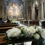 FIORI BIANCHI E CANDELE PER L'ADDOBBO DEL SANTUARIO