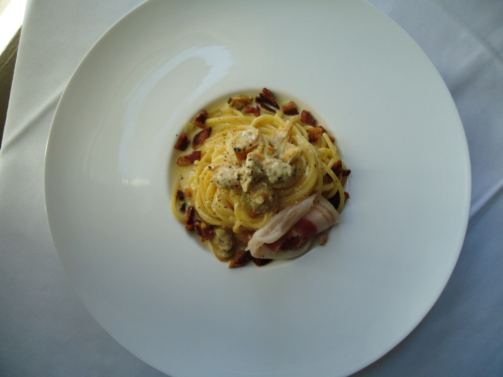 Spaghetti di Gragnano in carbonara di vongole con pancetta dolce della Garfagnana