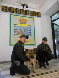 I cani antidroga Vampy e Dely insieme ai militari della Guardia di Finanza