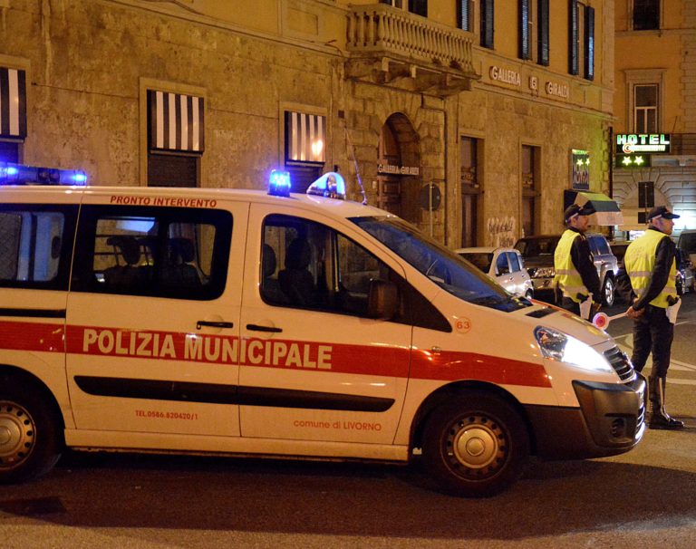 Livorno decine di controlli della polizia municipale in piazza della Repubblica