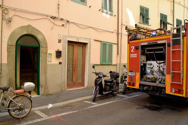 Livorno incendio in appartamento in via Crimea
