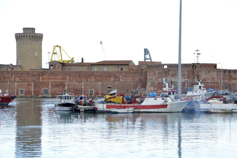 darsena vecchia barche caserma finanza pescerecci fortezza vecchia foto Simone Lanari