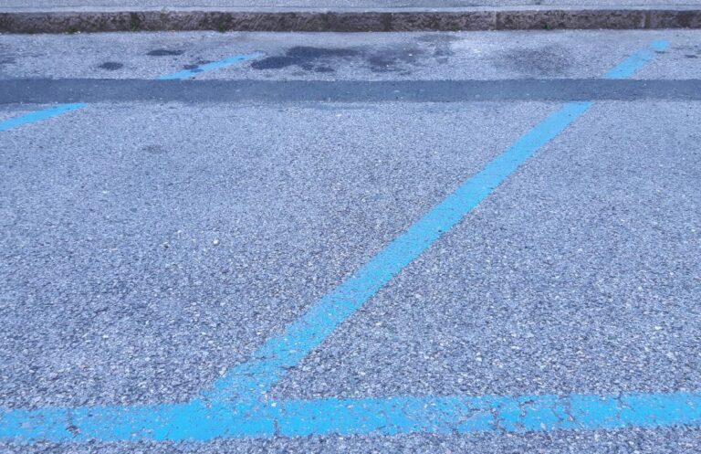 strisce blu stalli parcheggi sosta foto Simone Lanari