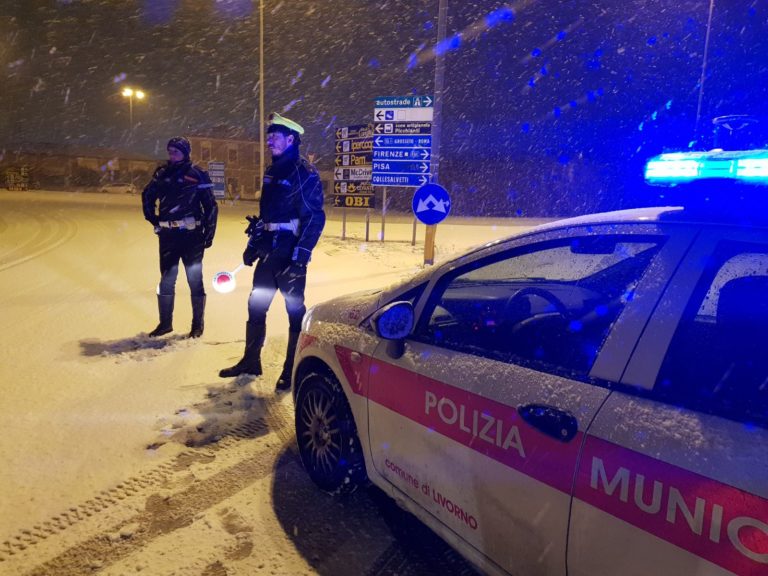 Gli agenti della Municipale al lavoro sotto la nevicata durante la notte 
