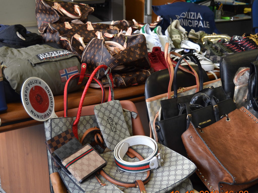 Borse e capi d'abbigliamento contraffatti: sequestrati 51 oggetti ...