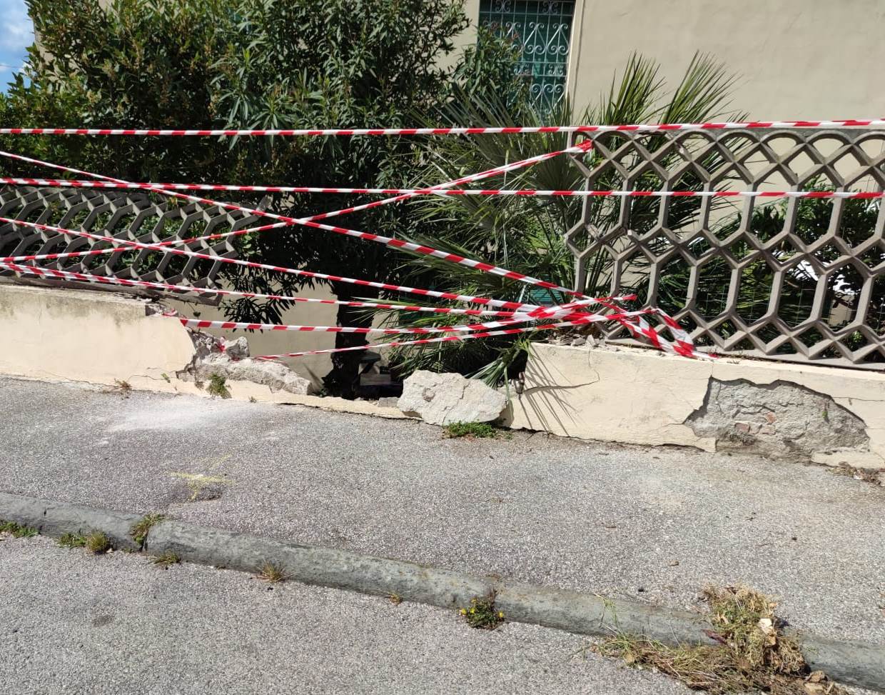 Si schianta con l'auto contro il muro di una casa - QuiLivorno.it