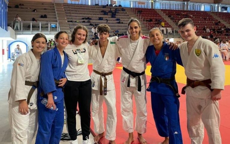 Michael Pagliai con i compagni di Squadra e le campionesse olimpiche Giulia Quintavalle e Odette Giuffrida.