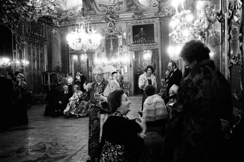 Palermo 1976. Ricevimento per la nobilt‡ a Palazzo Ganci. Qui il regista Luchino Visconti nel 1963 ha girato la famosa scena del ballo del film