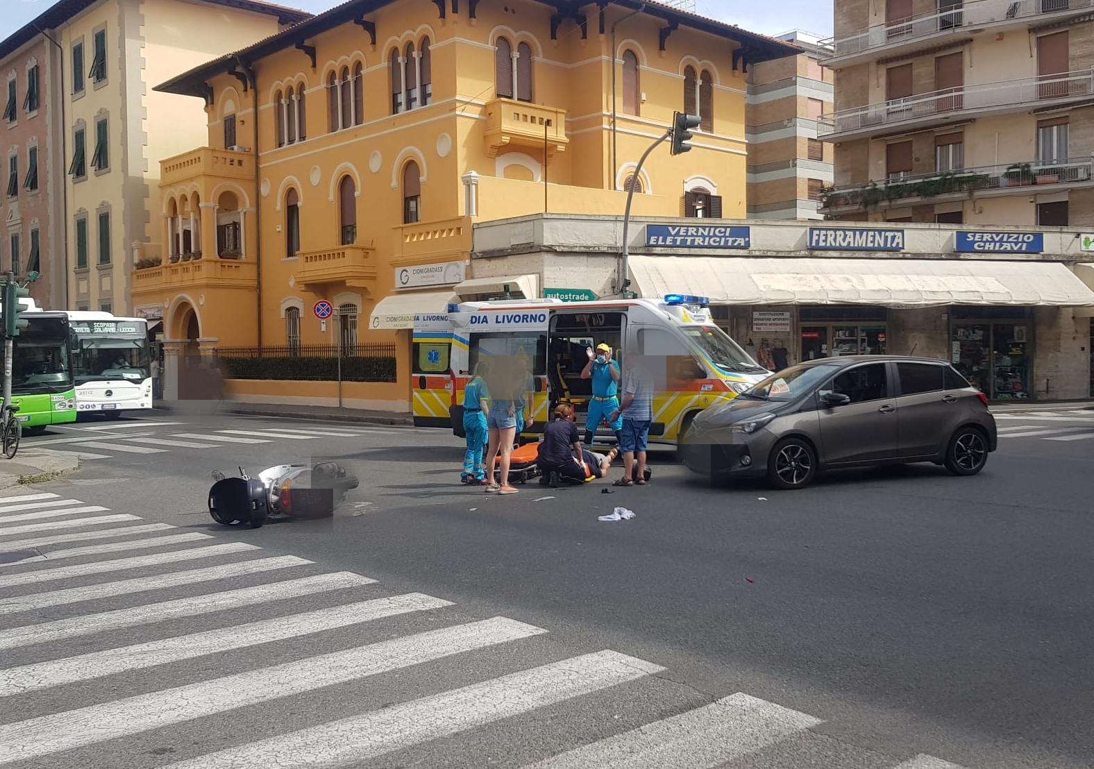 Scontro all'incrocio tra auto e scooter - QuiLivorno.it