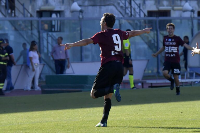 L'esultanza di Andrea Ferretti dopo il rigore segnato a tempo scaduto che vale il 2 a 1 per l'Us Livorno. FOTO NOVI