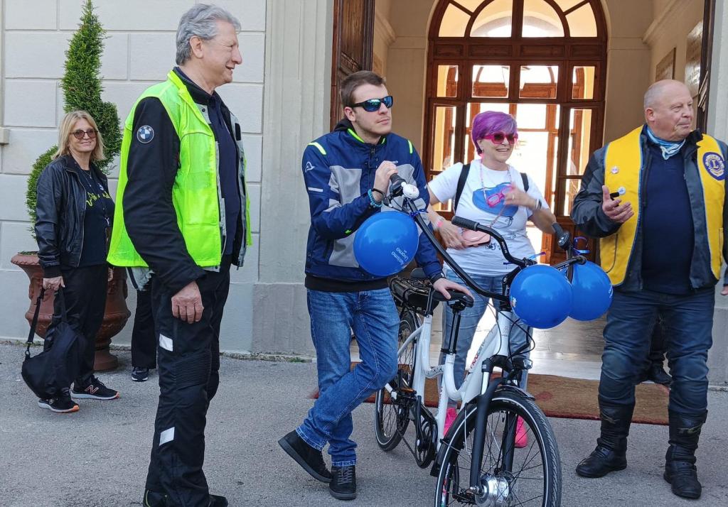 Donata una hug bike a Autismo Livorno - QuiLivorno.it