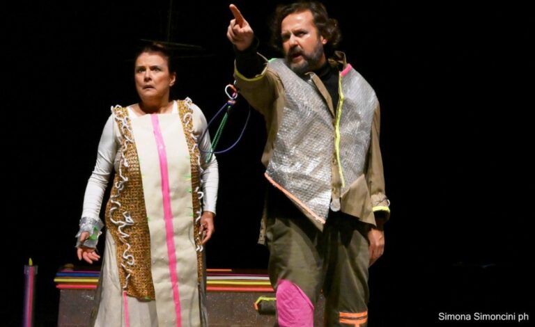 Nella foto di Simona Simoncini, Eleonora Zacchi e Riccardo Di Francesca in una scena di Orazione IA di Fernando Arrabal.

