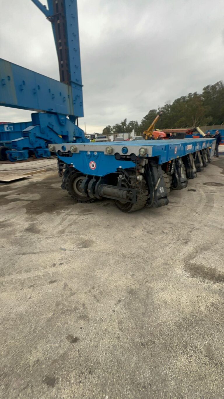 I carrelli mobili dove "salirà" l'impalcato nel viaggio via mare verso Livorno