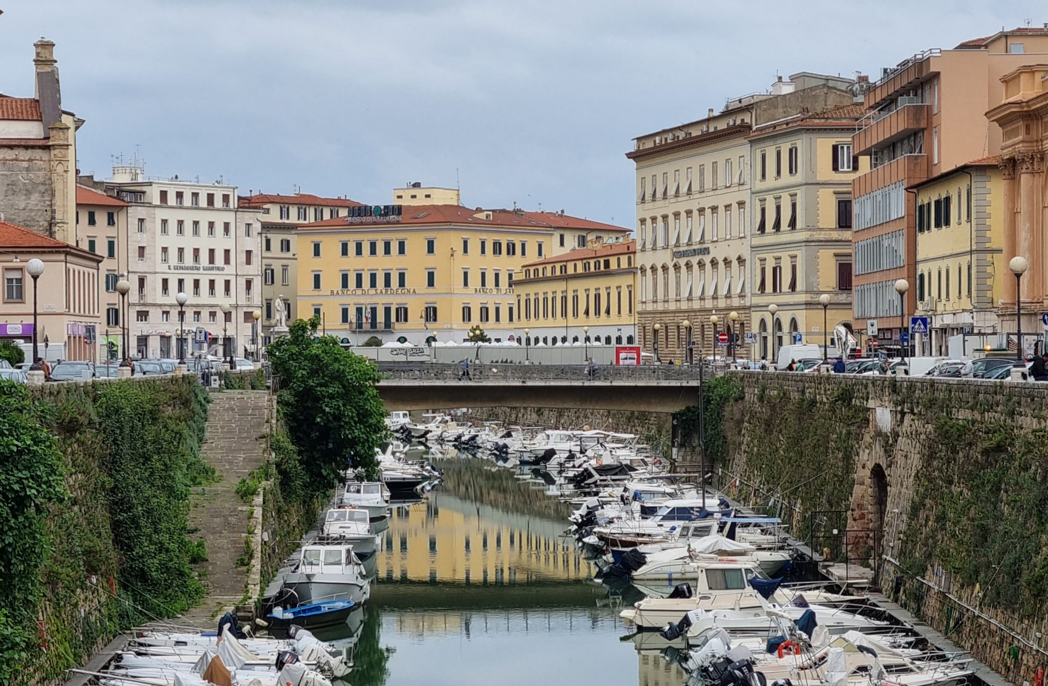 Tentato suicidio dal ponte degli Scali Olandesi: salvato da due vigili ...