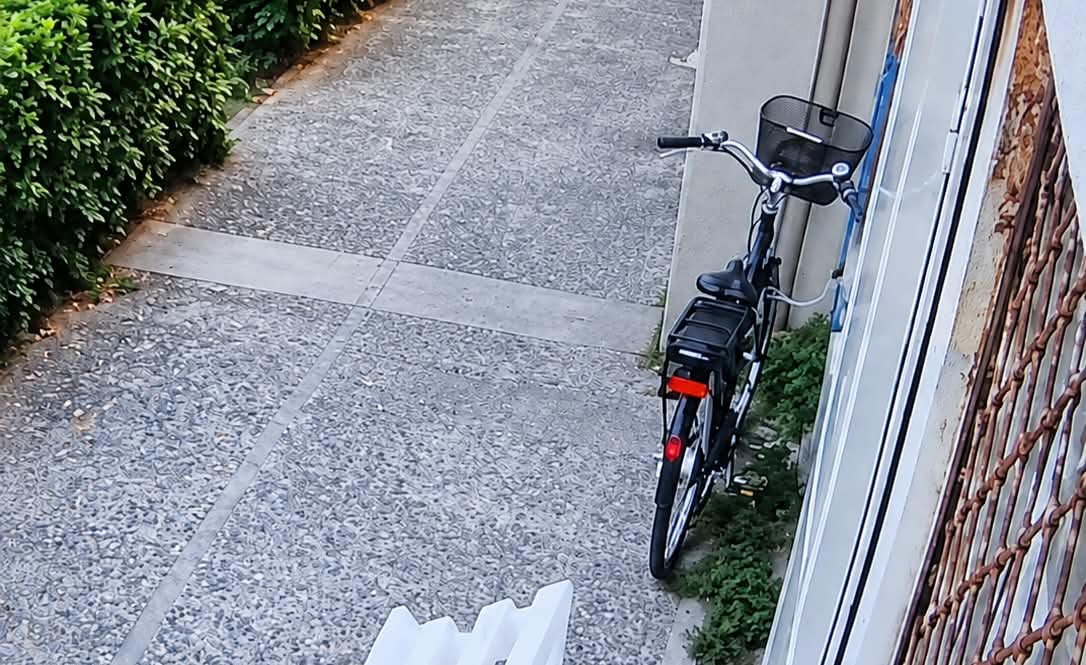 Ruba la bici elettrica mentre il proprietario è al lavoro